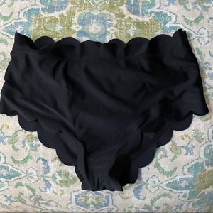 Cupshe black scalloped bikini bottoms